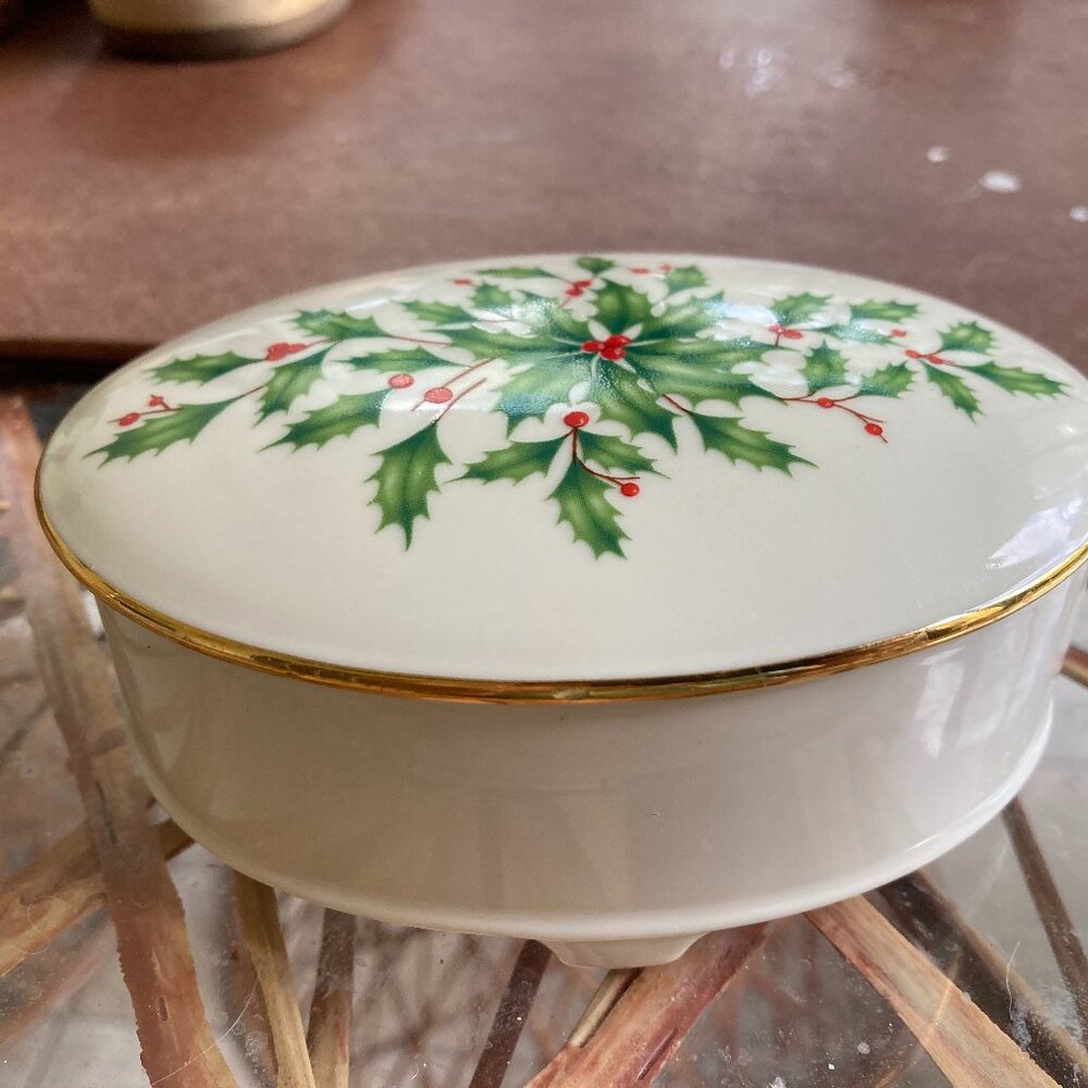 LENOX Holiday Box with Lid Oval Trinkets, Candy, Nuts 4.75"LX3"WX1.5"D  VINTAGE
